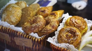 Bir fırının vitrininde ya da bakkalda geniş seçenekli ya da çeşitli çöllerde. Turtalar, turtalar, kremalı kekler, çikolatalı tatlılar.,