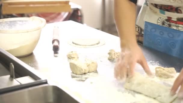 A séf kezei tésztát készítenek vegetáriánus ételekkel a konyhában.. — Stock videók