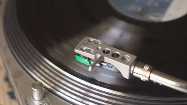 Vinyl的记录是旋转。旧的复古转盘。唱片上可旋转的笔 — 图库视频影像