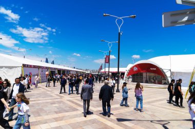 BAKU, AZERBAIJAN - 26 Mayıs 2022: Teknofest 2022 Bakü, Primorsky Bulvarı, Kristal Salon, Havacılık ve Teknoloji Festivali, havacılık sergisi ve hava gösterisi. Türkiye ile birlikte.