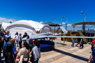 BAKU, AZERBAIJAN - 26 Mayıs 2022: Teknofest 2022 Bakü, Primorsky Bulvarı, Kristal Salon, Havacılık ve Teknoloji Festivali, havacılık sergisi ve hava gösterisi. Türkiye ile birlikte.
