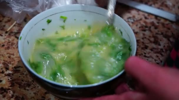 식사용 향료를 곁들인 달걀을 준비하는 — 비디오