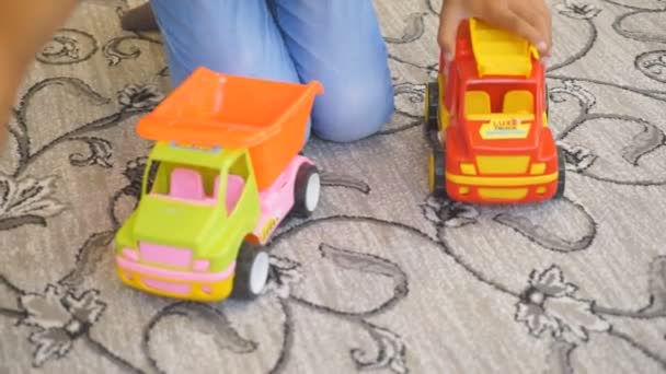 幼童在幼稚园 幼稚园或游乐室玩玩具 非常可爱 用玩具工具修理木制汽车的白人小孩 小机械工 — 图库视频影像