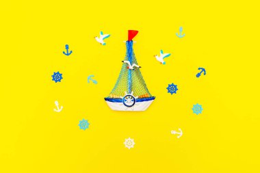 Yaz tatilleri, turizm ve tatil geçmişi. Tatil geçmişi. Aksesuarlar mavi masada. Düz konum, üst görünüm, kopyalama alanı.