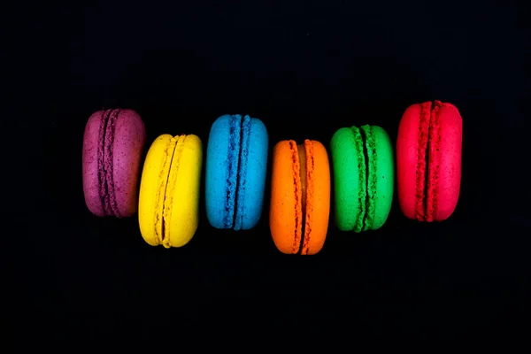 Macarrones Franceses Dulces Coloridos Macarones Sobre Fondo Negro — Foto de Stock