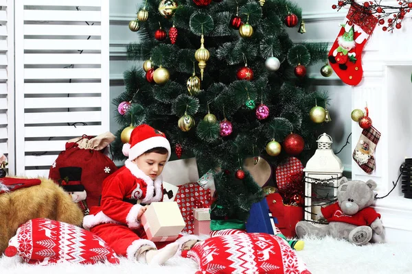 Bebê Bonito Vestindo Traje Vermelho Papai Noel Sofá Casa Natal — Fotografia de Stock