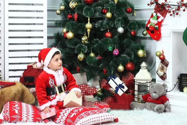 Niedliches Baby Roten Weihnachtsmann Kostüm Auf Der Heimischen Couch Weihnachten — Stockfoto