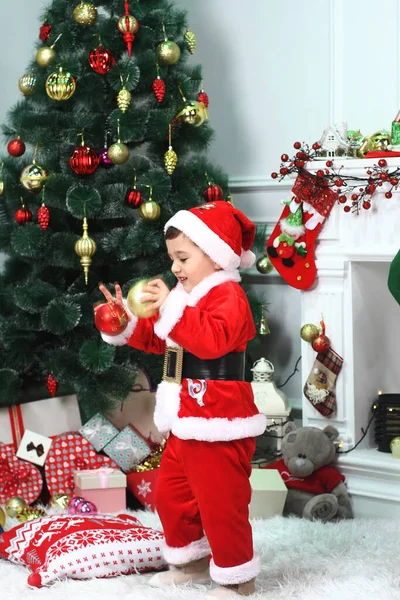 Niedliches Baby Roten Weihnachtsmann Kostüm Auf Der Heimischen Couch Weihnachten — Stockfoto