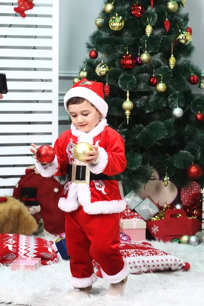 Niedliches Baby Roten Weihnachtsmann Kostüm Auf Der Heimischen Couch Weihnachten — Stockfoto