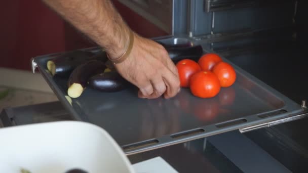厨房里的厨师把各种蔬菜 西红柿 土豆放在烤盘上 — 图库视频影像