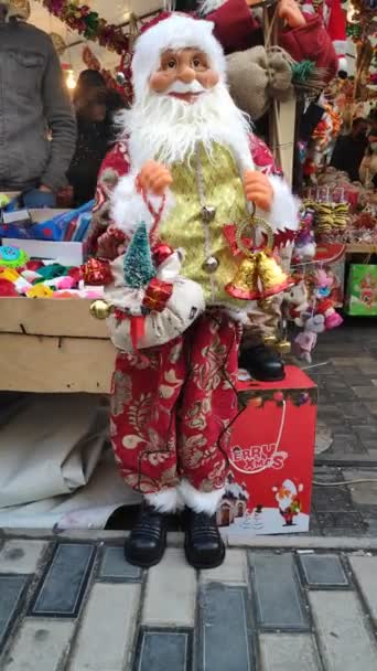 Potret Santa Claus Dengan Hadiah Untuk Pohon Dan Mainan Natal — Stok Video