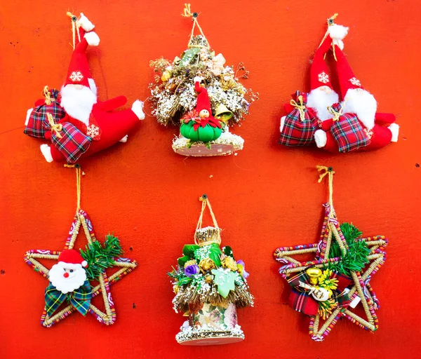 Kerstcompositie Kerst Rode Decoraties Sparren Takken Rode Achtergrond Vlakke Lay — Stockfoto