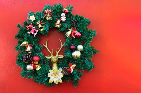 Composición Navideña Adornos Rojos Navideños Ramas Abeto Sobre Fondo Rojo — Foto de Stock