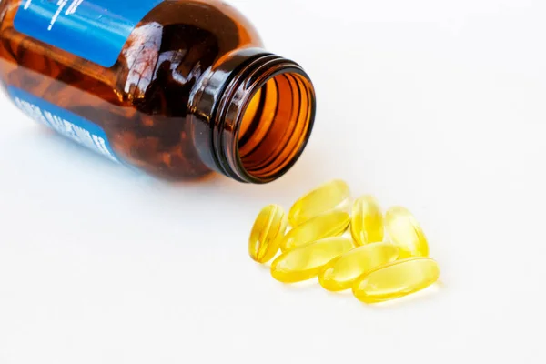 Stapel Gele Visolie Capsules Pil Glazen Fles Visolie Bevat Omega — Stockfoto