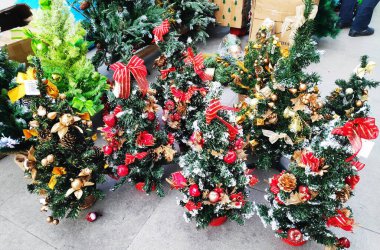 Topları olan kusursuz Noel ağacı dalları deseni. Kapat.