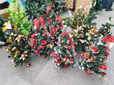 Topları olan kusursuz Noel ağacı dalları deseni. Kapat.