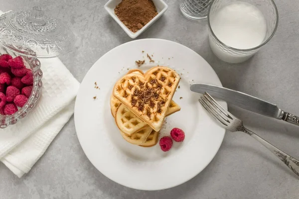 Ahududu ve çikolatalı waffle.