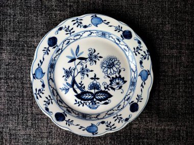 Porselen plaka. Doğu mavisi. Geleneksel Çin tasarım tarzında soyut çiçek süsü..