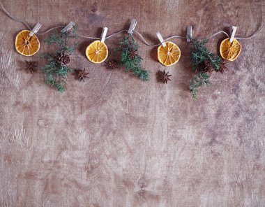 Yılbaşı arka planında thuja dalları ve kurutulmuş portakallar ahşap masa üzerinde fotokopi alanı ile birlikte.