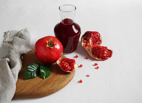 Nar ve meyve suyu beyaz masada, seçici odak