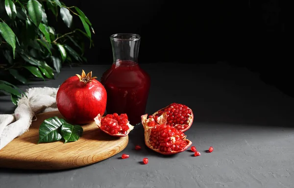 Nar ve meyve suyu masada, seçici odaklanma