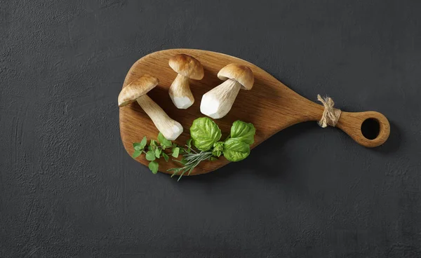 Yenilebilir boletus edulis, tahta kesme tahtasında porcino mantarlar. Boş kopyalama alanı, minimum bileşim. Üst Manzara. Sonbahar sakin bir hayat.