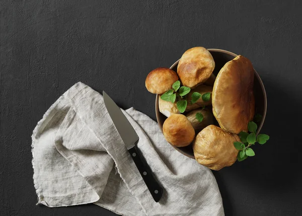 Yenilebilir boletus edulis, seramik kasede porcino mantar. Masada bej keten peçeteyle nefis yabani sepsler var. Boş kopyalama alanı, minimum bileşim. Üst Manzara. Sonbahar sakin bir hayat.