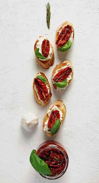 Bruschetta güneş kurutulmuş domates, fesleğen yaprakları ve sarımsak ile