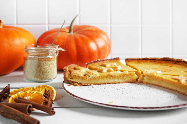 Taze ev yapımı balkabağı turtası Şükran Günü için yapıldı.