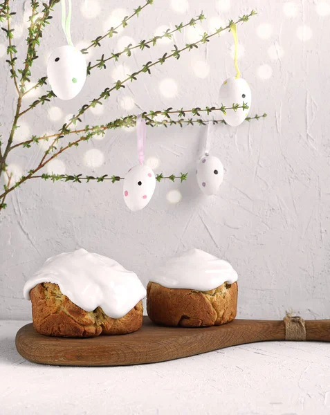 ahşap masa, rustik tarzda pasta üzerinde seçici odak üzerinde geleneksel Paskalya kek ile Bıldırcın yumurta