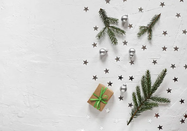Noel kompozisyonu. Noel hediyesi, çam dalları ve gümüş yıldızlar. Üst görünüm, düz görünüm, kopyalama alanı