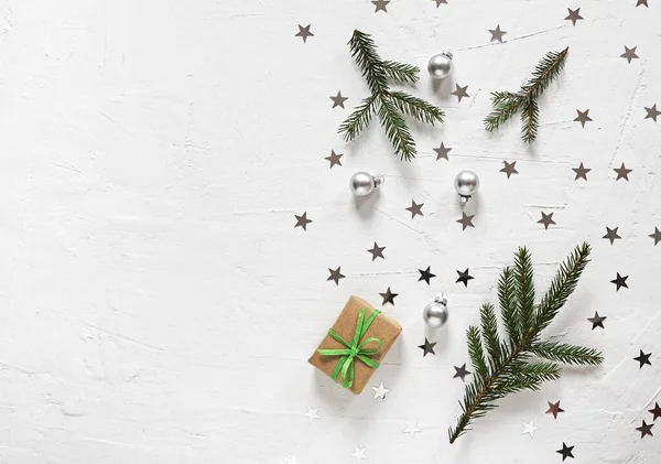 Noel kompozisyonu. Noel hediyesi, çam dalları ve gümüş oyuncaklar. Üst görünüm, düz görünüm, kopyalama alanı