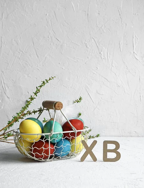 Beyaz masadaki sepette Paskalya yumurtaları