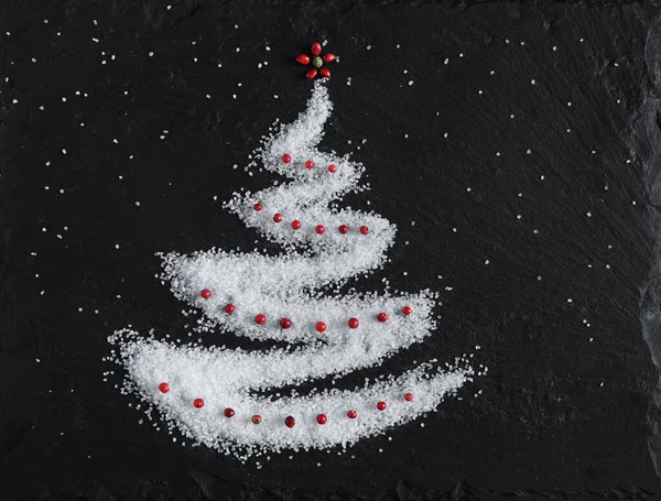 Herringbone şeklinde orta boy deniz tuzu ve kırmızı biber. en üstteki görünüm