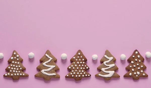 Pembe arka planda elle boyanmış zencefilli ekmek.