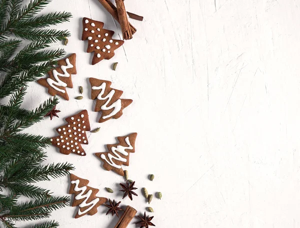 Beyaz arka planda zencefilli kurabiyeler ve baharatlar, yemek manzarası. Boşluğu kopyala