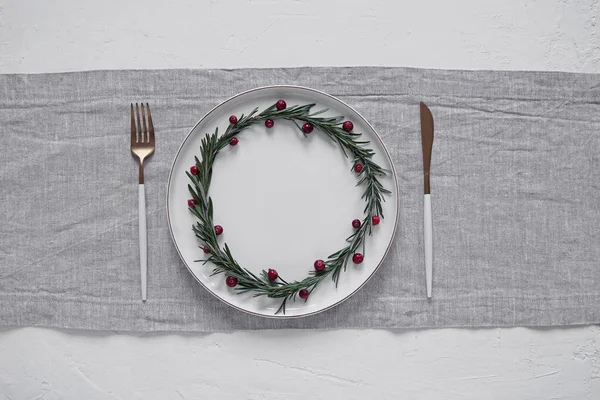 Yaban mersinli ve biberiyeli Noel tabağı açık gri peçete, üst manzara, kopyalama alanı