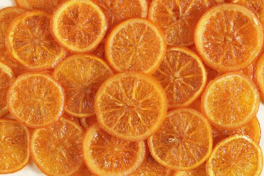 Bir dilim şekerli portakal meyvesi, yakın çekim. en üstteki görünüm