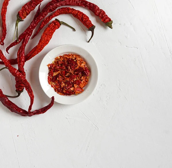 Kırmızı biberli bir tabakta ezilmiş biber, üst görünüm, boşluğu kopyala