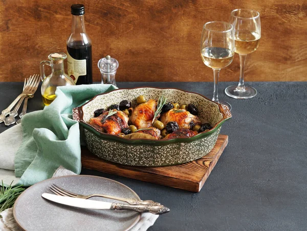 Ahşap masanın üzerinde fırında tavuk bacağı olan tabak. yemek masası konsepti