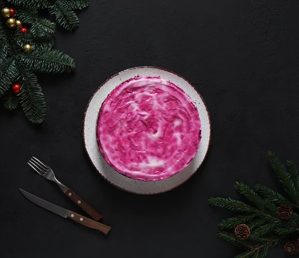 Kürk manto, mandalina ve köknar dallarının altında ringa balığı olan düz kompozisyon, yazı için boşluk. Geleneksel Rus salatası