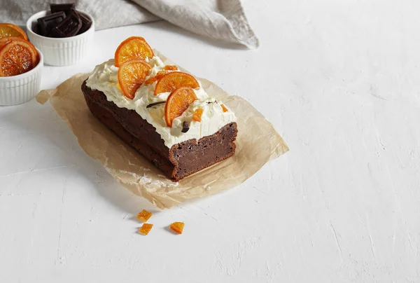 Beyaz peynir kremalı ve portakallı ev yapımı çikolatalı kek. Seçici odak, boşluğu kopyala