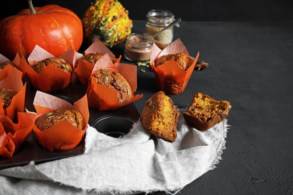 Tohumlu ev yapımı Balkabağı Baharatlı Kek. Koyu arkaplan, alanı kopyala.