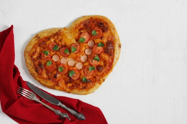 Kalp şeklinde pizza Sevgililer Günü için, beyaz arka planda. Üst görünüm, boşluk kopyala