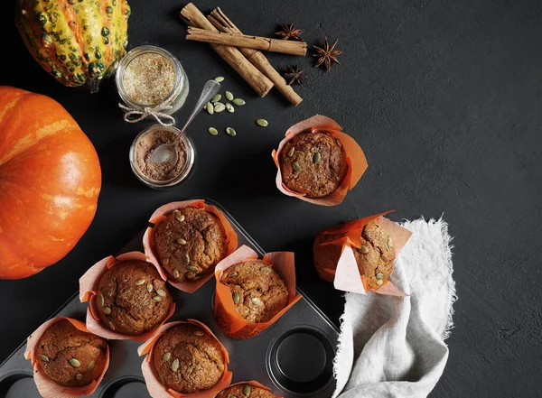 Ev yapımı Sonbahar Balkabağı Baharatlı Kek esprisi. Sonbahar aşçılığı. Koyu arkaplan, üst görünüm, kopyalama alanı.