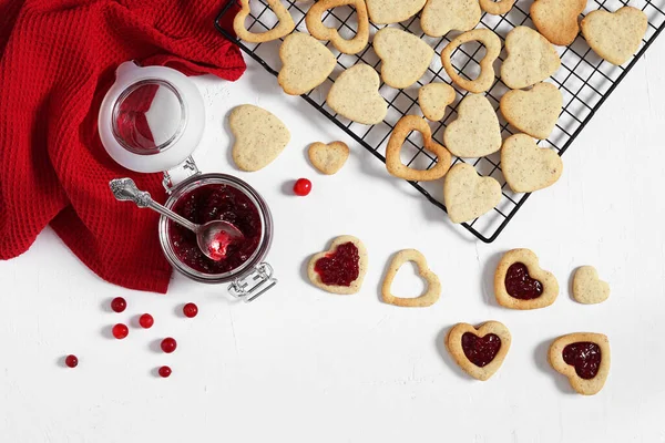 İçi reçelle dolu Linzer kurabiyeleri beyaz bir masada. Üst görünüm, boşluk kopyala