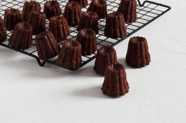 Cannelle beyaz masada serinlemek için tel askıda.