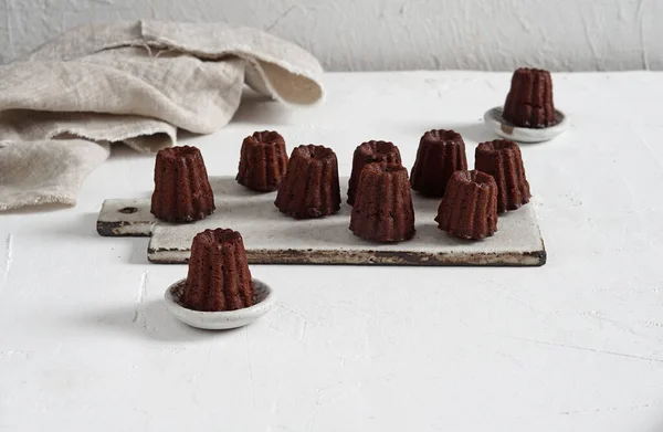 Canelle çikolatası beyaz masada geleneksel bir Fransız pastasıdır.