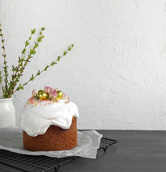 Beyaz arka planda kremalı ve altın yumurtayla süslenmiş Paskalya pastası ve fotokopi alanı olan gri masa. Hafif Paskalya Ortodoks bayramı geçmişi