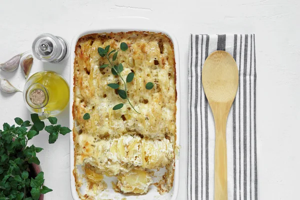 Güveç. Fransız mutfağı. Pişirmek için seramik tavada ev yapımı patates graten. Taze kekik yaprakları, zeytinyağı, sarımsak. Üst görünüm kopyalama alanı
